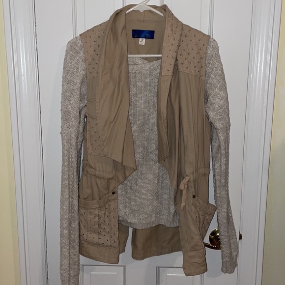 Francesca’s Sleeveless Vest (SWEATER NOT INCLUDED) - Picture 2 of 4